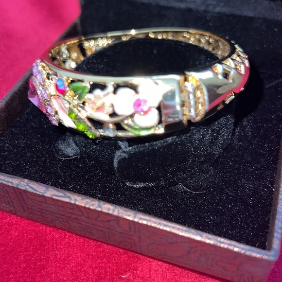 CRYSTAL & ENAMEL FLOWER GOLD TONE BANGLE BRACELET - Picture 4 of 8